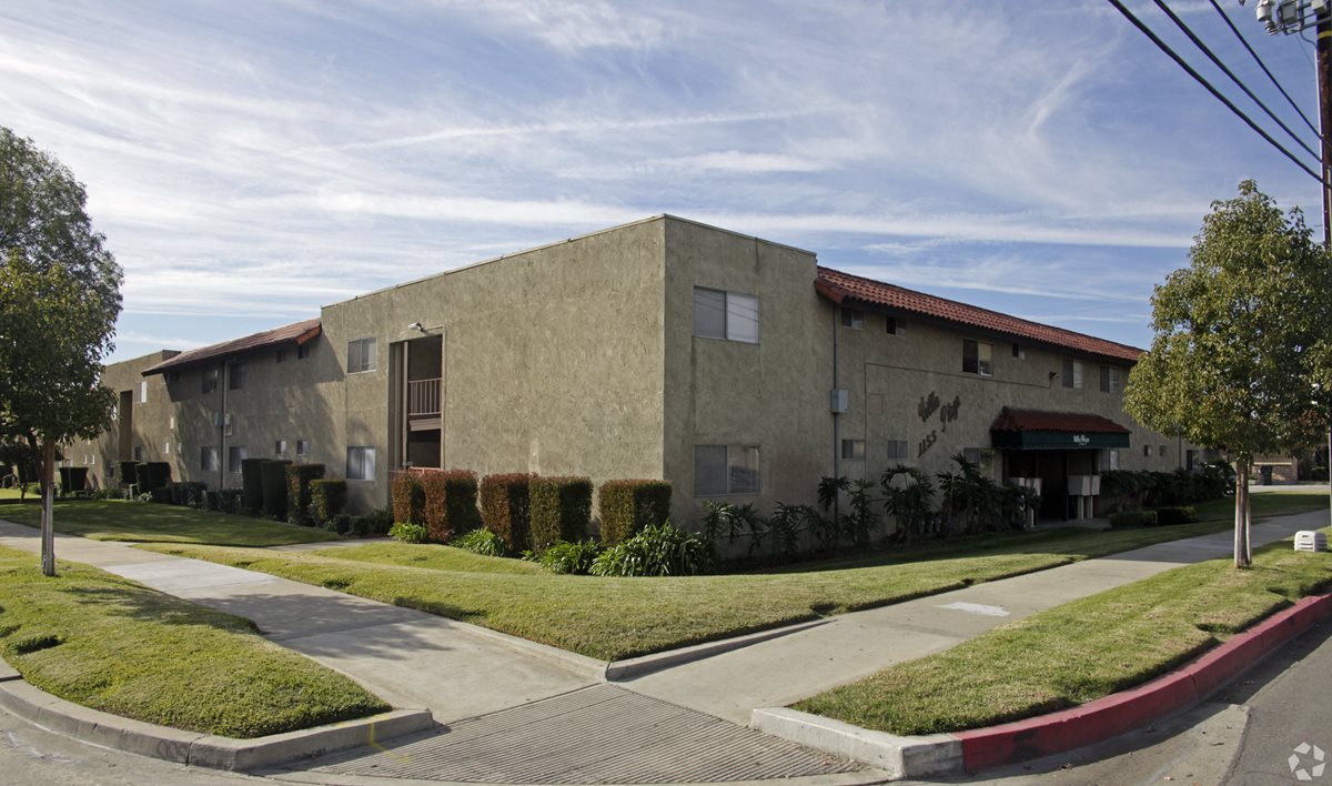 Villa Plaza Apartments